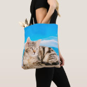 Kat Zittend op Tropical Island Beach Tote Bag (Dichtbij)