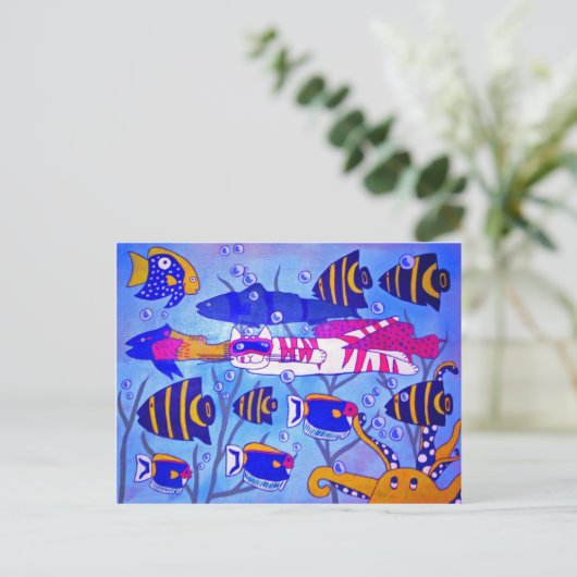 Kat zwemmen met vis briefkaart (Staand voorkant)