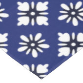 Katazome witte bloemen op indigo tafelkleed (Gekanteld)