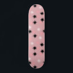 Kateboarddek atoomroze Starbursts Skateboard<br><div class="desc">Deze atoomroze Starbursts Skateboard Deck heeft alle moderne pret van de keuken van je grootmoeder, min het kleverige linoleum. Het kitschy-ontwerp is voorzien van een roze achtergrond met gouden spiegels en willekeurig geplaatste sterrenbeelden in zwart en twee roze tinten. Dit geïnspireerde patroon is stijlvol en retro genoeg om klassiek te...</div>