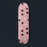 Kateboarddek atoomroze Starbursts Skateboard<br><div class="desc">Deze atoomroze Starbursts Skateboard Deck heeft alle moderne pret van de keuken van je grootmoeder, min het kleverige linoleum. Het kitschy-ontwerp is voorzien van een roze achtergrond met gouden spiegels en willekeurig geplaatste sterrenbeelden in zwart en twee roze tinten. Dit geïnspireerde patroon is stijlvol en retro genoeg om klassiek te...</div>