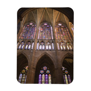 Kathedraal van Leon, glas-in-loodramen binnenin Magneet