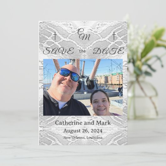 Katholiek Faux-Satijn Monogrammed Save the Date (Staand voorkant)