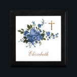 Katholieke Blauwe Rozen Crucifix Prayer Bridesmaid Cadeaudoosje<br><div class="desc">Met een mooi,  traditioneel katholiek afbeelding van een gouden kroeg/trouwringen die op blauwe rozen zijn overbrugd. Alle tekst en doopvonten kunnen worden gewijzigd.</div>