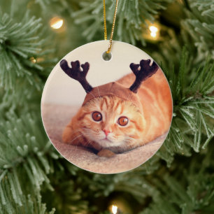 katje met een kerstrendierlijk pet keramisch ornament