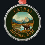 Katmai National Park Beer Retro Distress Circle Metalen Ornament<br><div class="desc">Katmai vectorkunstwerk ontwerp. De vallei van de Tienduizenden roken is een gebied van lavesprongen en as gevormd door een enorme vulkaanuitbarsting</div>
