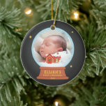 Katoen Snowman Snow Wereldbol Babys 1 Kerstmis Keramisch Ornament<br><div class="desc">Een sierbloem met een schattig sneeuw wereldbol met een huishuis met schoorsteen en een rood dak dat door de vallende sneeuw wordt bedekt. Aan de voorkant van het huis is een sneeuwpop en een postbus met briefjes. Pas je aan met je kleine foto en naam voor een speciale kerstcadeautje voor...</div>