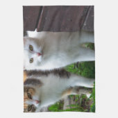 Katten buiten aan het spelen theedoek (Verticaal)
