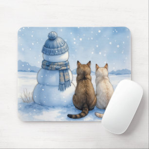Katten die bij een sneeuwman zitten in een veld muismat