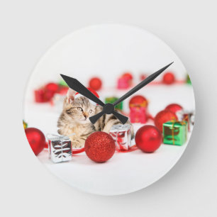 Katten die rode kerstman hoed dragen Kerst Ornamen Ronde Klok