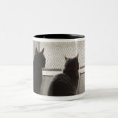 Katten die uit de deur van het scherm kijken tweekleurige koffiemok (Center)