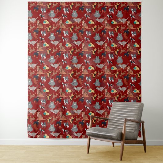 Katten en honden patroonontwerp op rood wandkleed (In situ)