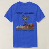 Katten, haken en koffie, omdat moord een kletsnat  t-shirt (Design voorkant)