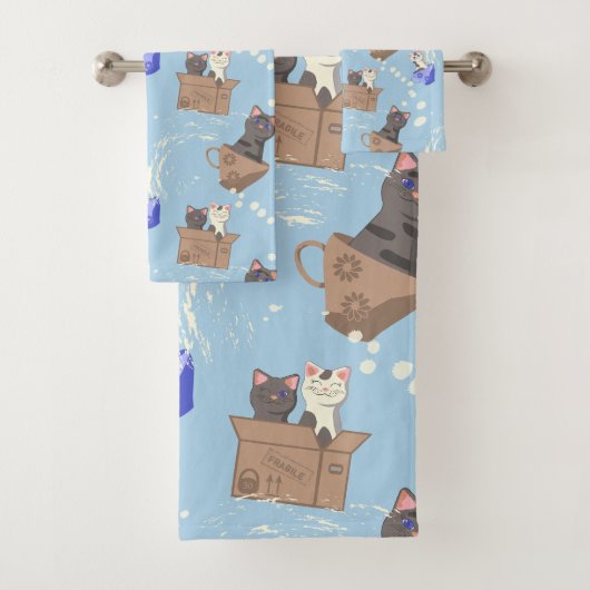 Katten in doos en melkdruppels op blauw bad handdoek (Insitu)