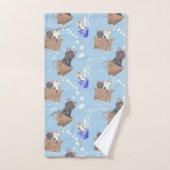Katten in doos en melkdruppels op blauw bad handdoek (Handdoek)