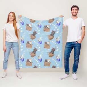 Katten in doos en melkdruppels op blauw fleece deken