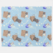 Katten in doos en melkdruppels op blauw fleece deken (Voorkant (Horizontaal))