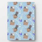 Katten in doos en melkdruppels op blauw fotoplaat (voorkant)