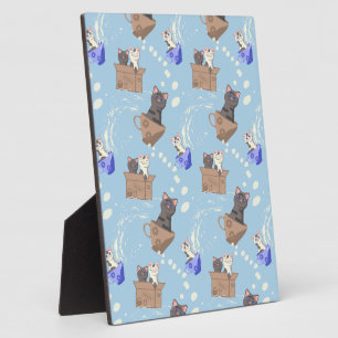 Katten in doos en melkdruppels op blauw fotoplaat