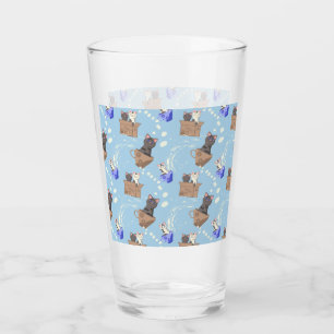 Katten in doos en melkdruppels op blauw glas