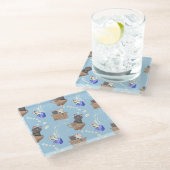 Katten in doos en melkdruppels op blauw glazen onderzetter (Schuin)