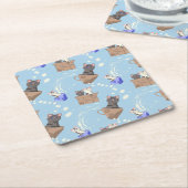 Katten in doos en melkdruppels op blauw kartonnen onderzetters (Schuin)