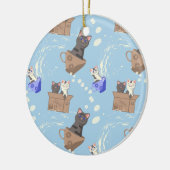 Katten in doos en melkdruppels op blauw keramisch ornament (Links)