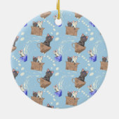 Katten in doos en melkdruppels op blauw keramisch ornament (Achterkant)