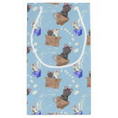 Katten in doos en melkdruppels op blauw klein cadeauzakje (Achterkant)