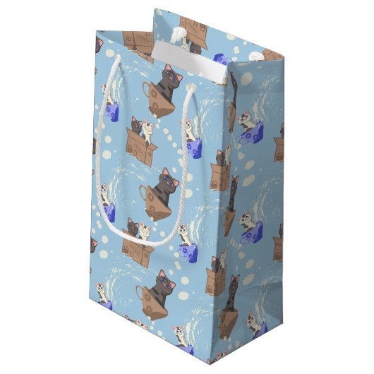 Katten in doos en melkdruppels op blauw klein cadeauzakje (Achterkant Gekanteld)