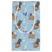 Katten in doos en melkdruppels op blauw klein cadeauzakje (Voorkant)