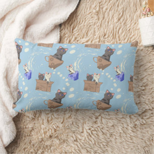 Katten in doos en melkdruppels op blauw kussen
