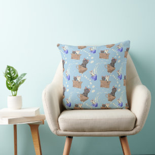 Katten in doos en melkdruppels op blauw kussen