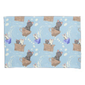 Katten in doos en melkdruppels op blauw kussensloop (Voorkant)