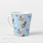 Katten in doos en melkdruppels op blauw latte mok (Linkerhoek)