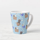 Katten in doos en melkdruppels op blauw latte mok (Rechterhoek)