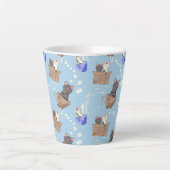 Katten in doos en melkdruppels op blauw latte mok (Voorkant)