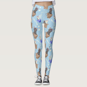 Katten in doos en melkdruppels op blauw leggings