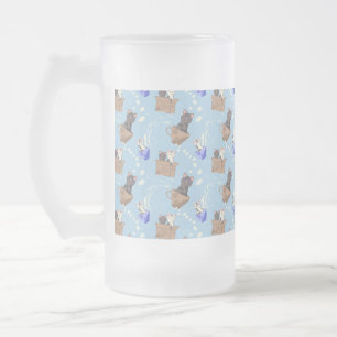 Katten in doos en melkdruppels op blauw matglas bierpul