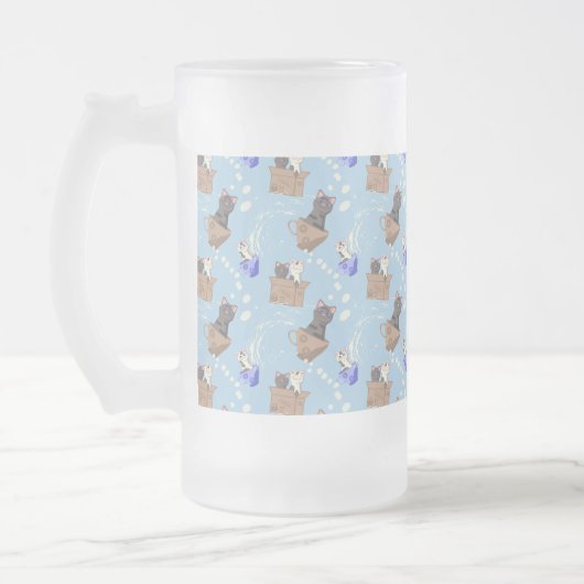 Katten in doos en melkdruppels op blauw matglas bierpul (Links)