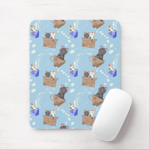 Katten in doos en melkdruppels op blauw muismat