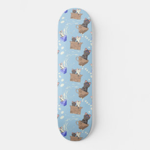 Katten in doos en melkdruppels op blauw persoonlijk skateboard