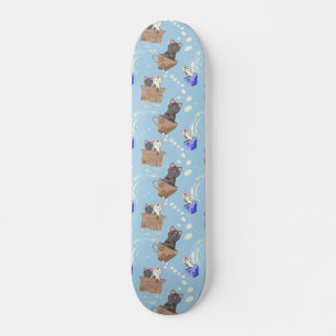 Katten in doos en melkdruppels op blauw persoonlijk skateboard