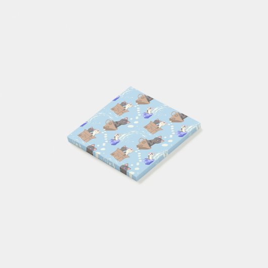 Katten in doos en melkdruppels op blauw post-it® notes (Schuin)