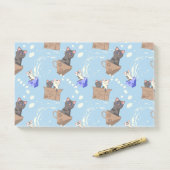 Katten in doos en melkdruppels op blauw post-it® notes (Op bureau)