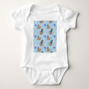 Katten in doos en melkdruppels op blauw romper