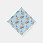 Katten in doos en melkdruppels op blauw servet (Hoek)