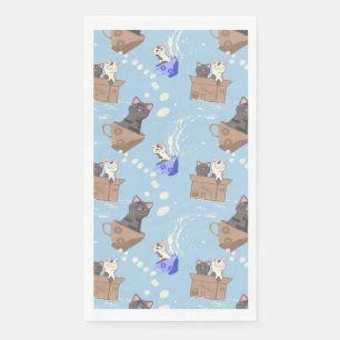 Katten in doos en melkdruppels op blauw servet
