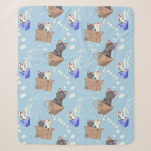 Katten in doos en melkdruppels op blauw sherpa deken
