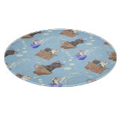 Katten in doos en melkdruppels op blauw snijplank (Hoek)